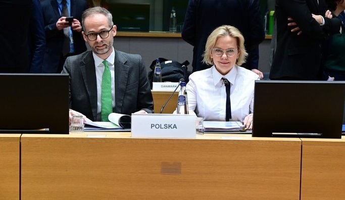 UE przyjęła zakaz sprzedaży nowych aut spalinowych. Polska przeciwna