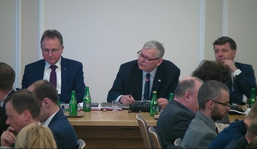 Sejmowe komisje nie chcą poprawek do ustawy wiatrakowej