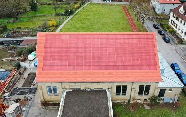 czerwone panele fotowoltaiczne na dachu