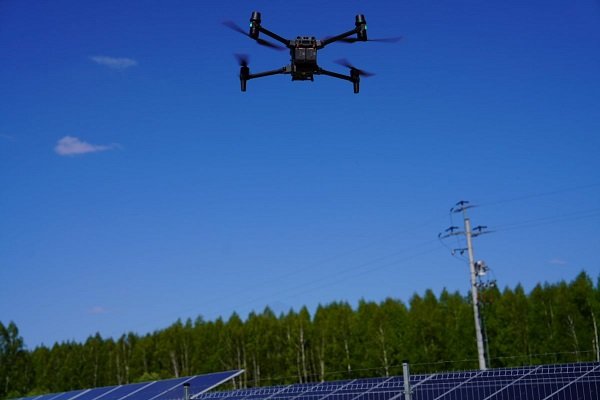 dron nad farmą fotowoltaiczną
