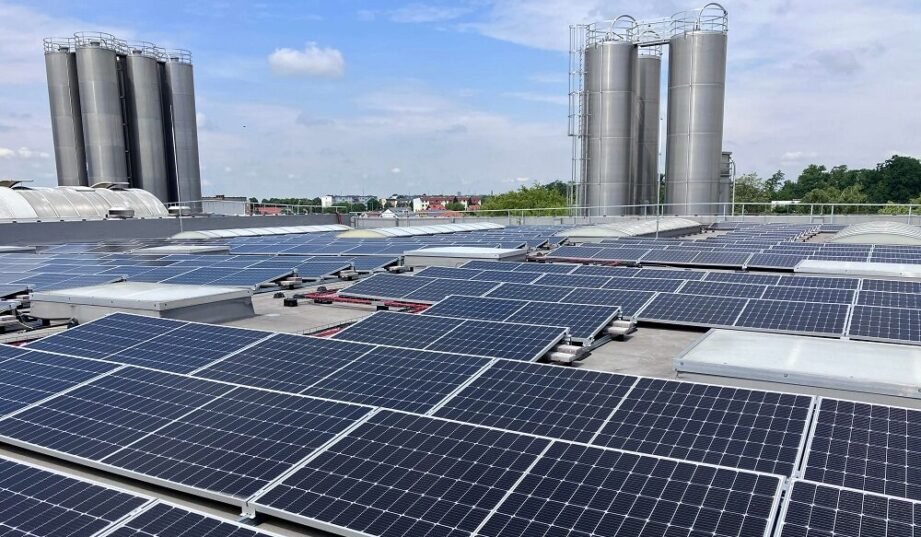 Duża farma fotowoltaiczna na dachu fabryki w Wielkopolsce
