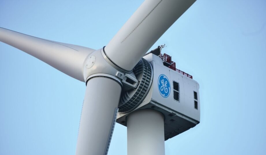 Pierwsza turbina na największej morskiej farmie wiatrowej