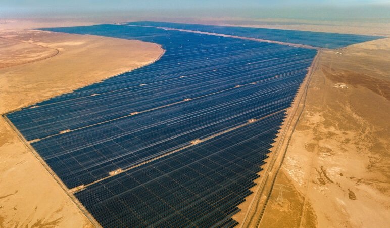 Największa na świecie farma słoneczna ruszyła w przededniu COP28