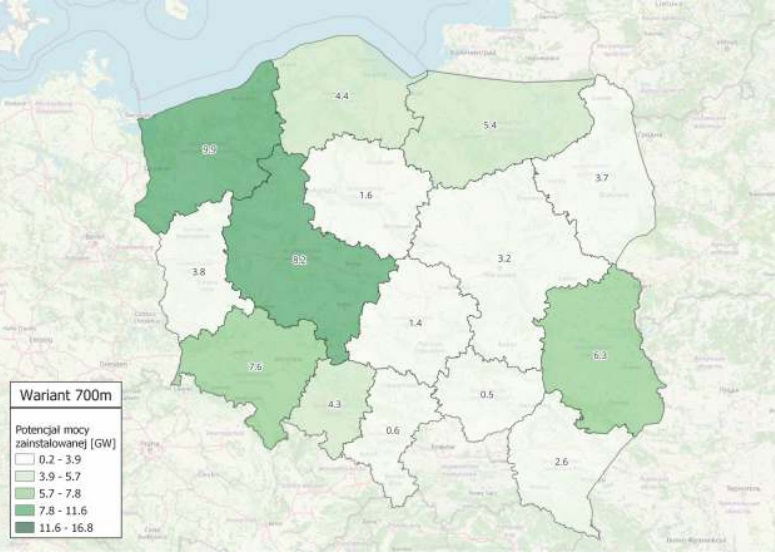 Mapa pokazująca szacunek mocy zainstalowanej w lądowych farmach wiatrowych na potencjalnych obszarach zabudowy w poszczególnych województwach (wariant 700 m)