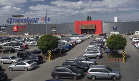 Carrefour rozwija sieć stacji ładowania samochodów elektrycznych