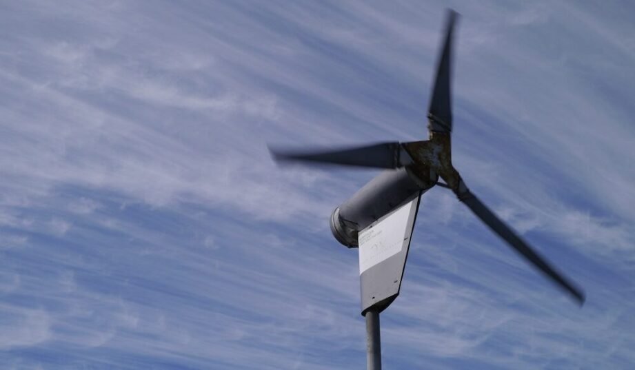 NFOŚiGW ma zgodę na dotacje na małe turbiny wiatrowe i stacje ładowania