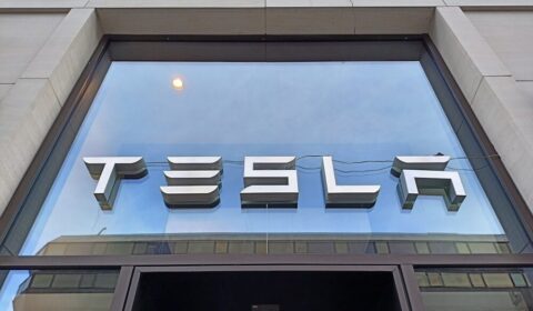 Tesla chwali się rekordem w magazynach energii. Fotowoltaika znika