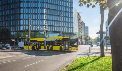 Elektryczny Solaris pojechał do Berlina z bateryjnym paszportem