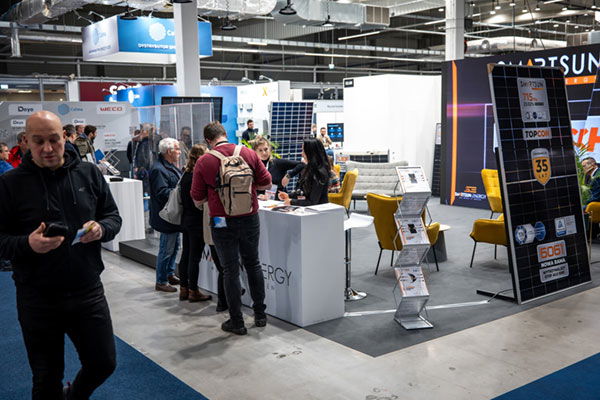 Stoisko targowe SmartSun Energy i Photovoltaik Solar podczas Solar Energy Expo 2025