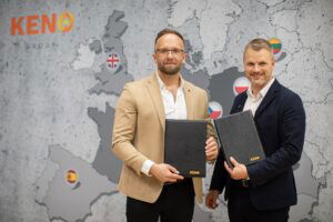 Bartomiej Susik Prezes Eko Prime oraz Wojciech Babski Wiceprezes KENO podczas podpisania umowy partnerskiej dotyczącej współpracy projektowej