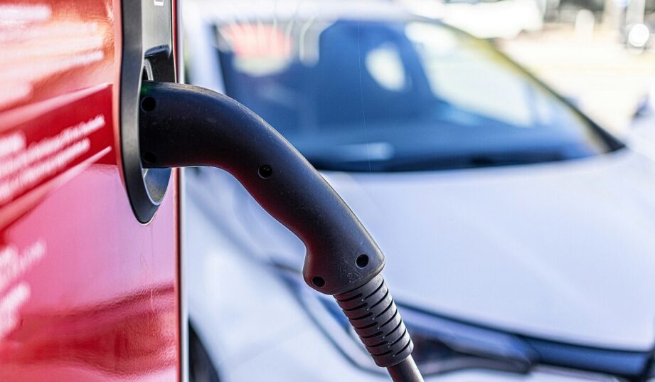 Co czwarty zarejestrowany w tym roku samochód będzie elektrykiem