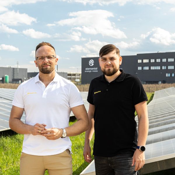 Bartłomiej Susik i Piotr Pietrzak na farmie fotowoltaicznej w Zawierciu