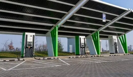 Nowe stacje ładowania na MOP-ach: GDDKiA wybrało operatorów