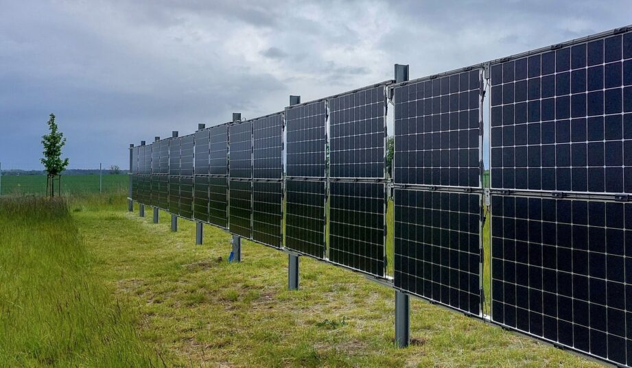 Panele PV i turbiny wiatrowe w pasie drogowym. GDDKiA sprawdza możliwości