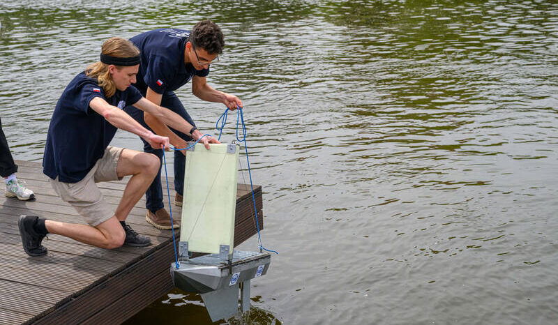 Studenci z Wrocławia zbudowali bezzałogową łódź zasilaną energią słoneczną