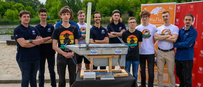 studenci z Koła Naukowego Robotyków KoNaR z autonomiczną łodzią PassAt