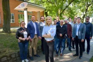 naukowcy z Politechniki Gdańskiej przy wiacie rowerowej z łopaty wiatraka