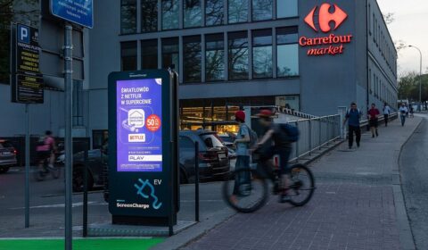 Ekrany reklamowe pomogą zwiększyć rentowność stacji ładowania