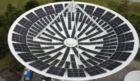 Szwajcarzy zbudowali instalacje solarne z nieużywanych anten satelitarnych