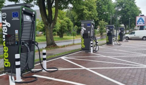 Aldi rozwija infrastrukturę ładowania aut elektrycznych we współpracy z GreenWay
