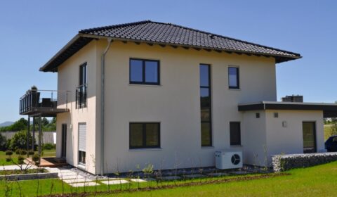 Jak efektywnie chłodzić dom w upalne dni? Pomocna może być pompa ciepła