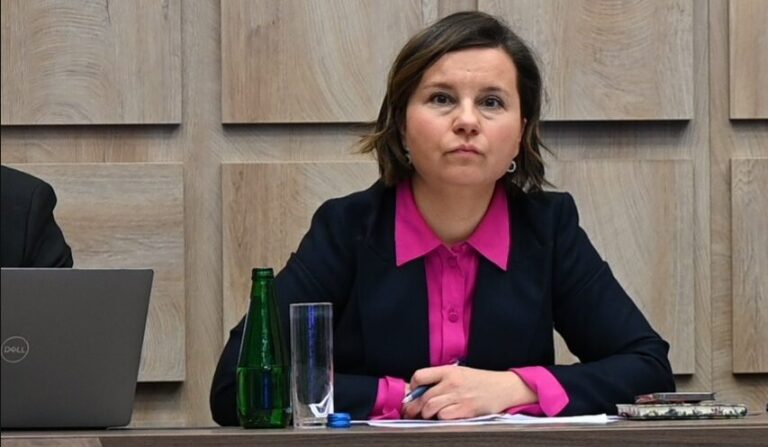 Polska zwiększa cel OZE. Najwięcej mocy w fotowoltaice, najwięcej energii z lądowych wiatraków