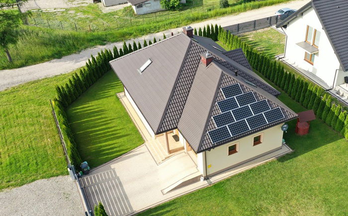 Mikroinstalacja fotowoltaiczna na dachu domu prosumenta wykonana przez Polenergia Fotowoltaika