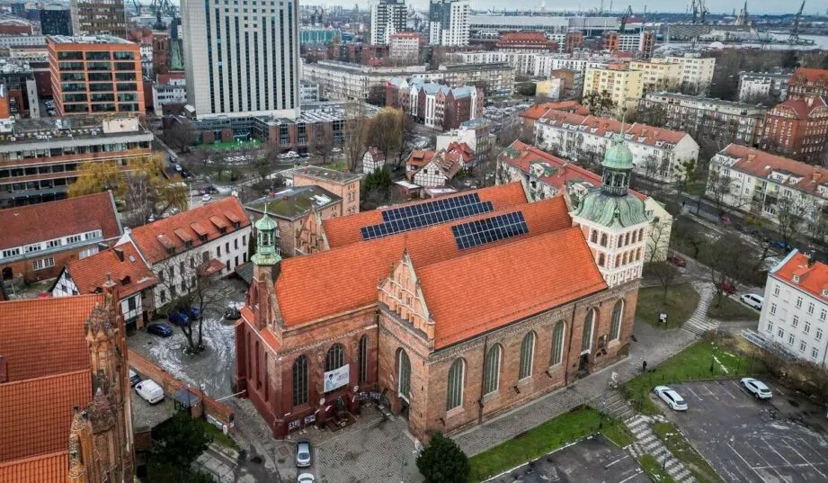 Nielegalne panele na kościele nie zniknęły. Proboszcz zapłaci kolejną karę