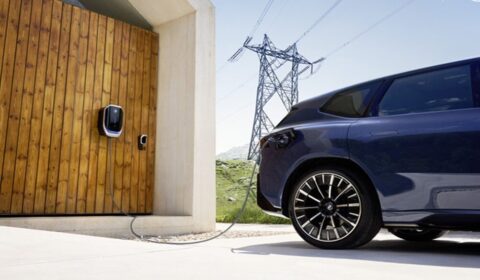 Usługa dwukierunkowego ładowania od BMW i E.ON. Ile można na niej zarobić?