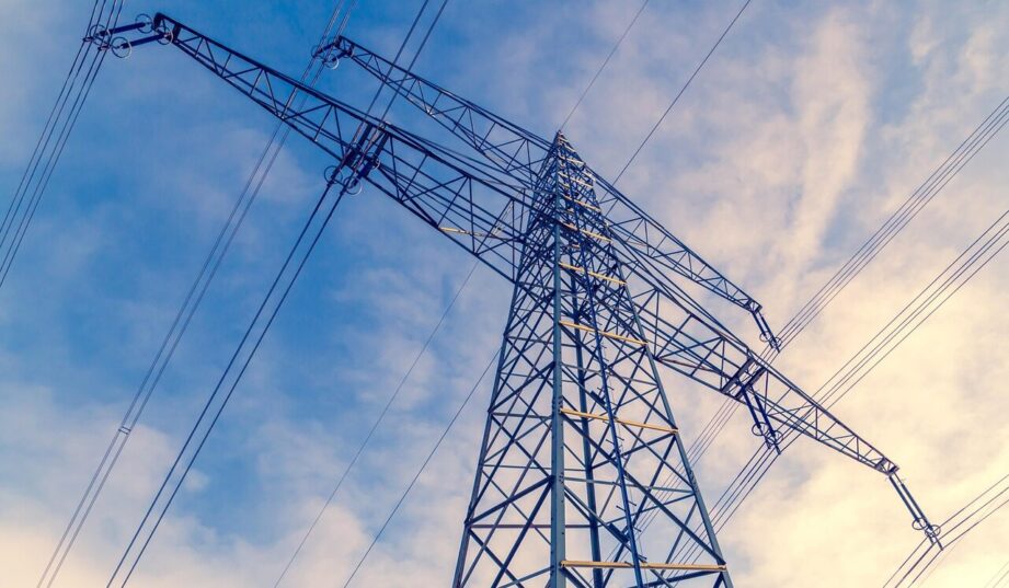 Rynek energii elektrycznej w Polsce przechodzi zmiany - firmy wybierają stabilność