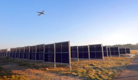 Największa pionowa elektrownia fotowoltaiczna na świecie zasili ogromne lotnisko