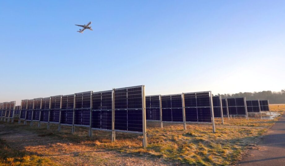 Największa pionowa elektrownia fotowoltaiczna na świecie zasili ogromne lotnisko
