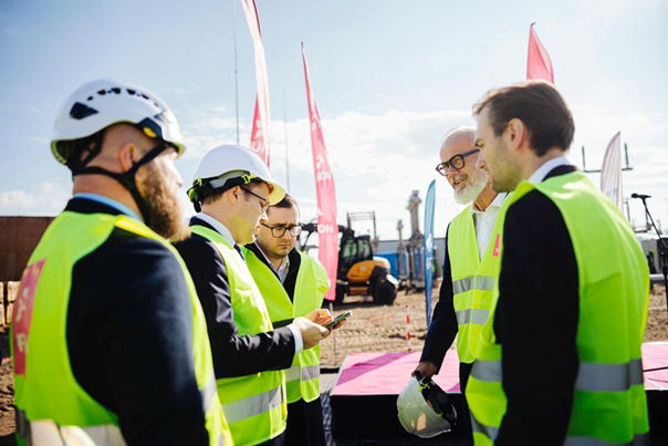 Wizyta ministra energii Miłosza Motyki na budowie farmy wiatrowej Miejska Górka Wizyta ministra energii Miłosza Motyki na budowie farmy wiatrowej Miejska Górka