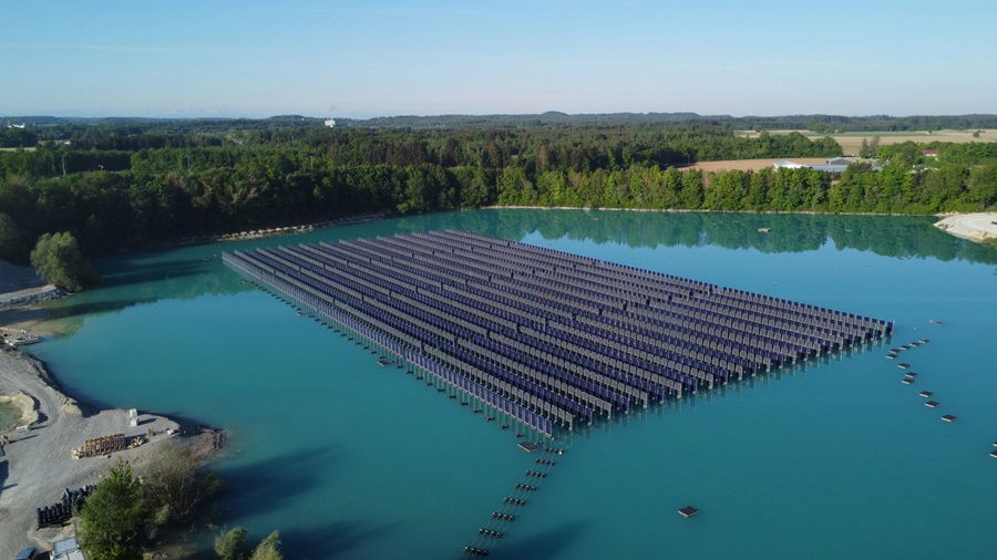 Pływająca elektrownia fotowoltaiczna z ustawionymi pionowo panelami w Gilching Pływająca elektrownia fotowoltaiczna z ustawionymi pionowo panelami w Gilching. Fot. SinnPower