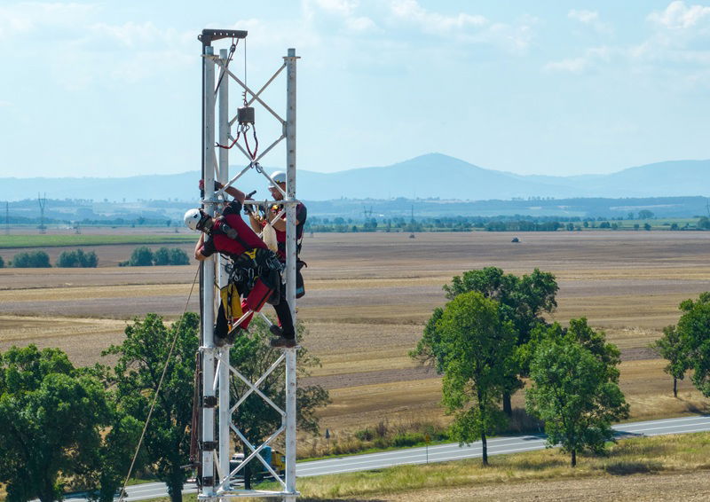 Instalacja masztu do pomiaru prędkości wiatru. Instalacja masztu do pomiaru prędkości wiatru.