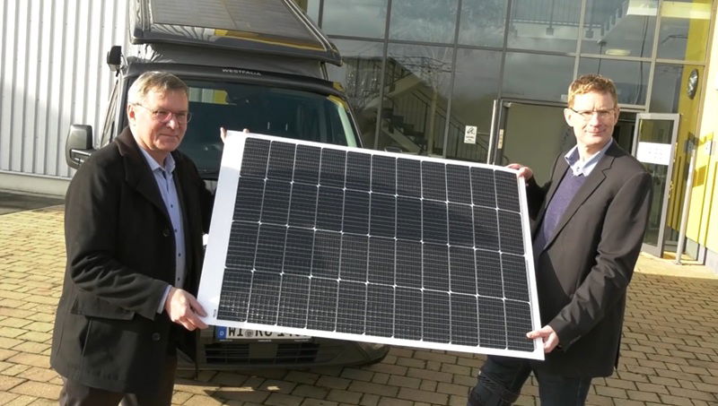 Elastyczny panel fotowoltaiczny przeznaczony do integracji z pojazdami. 