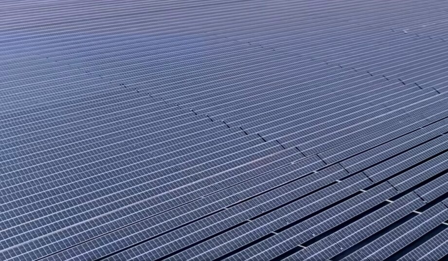 Rozpoczęła się budowa największej elektrowni solarnej 24/7