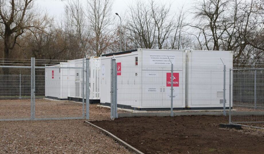 Cztery magazyny BESS Taurona na ostatniej prostej przed uruchomieniem