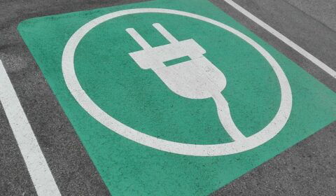 Gdzie najtaniej naładujesz auto elektryczne? Grudniowy ranking cen