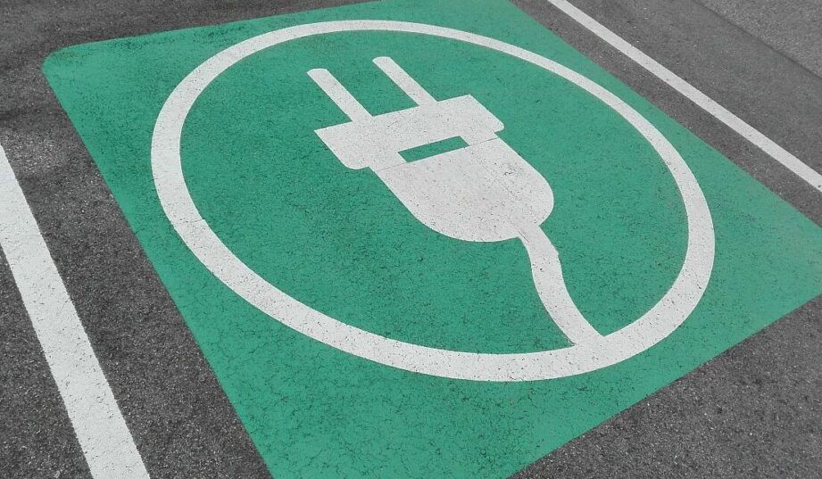 Gdzie najtaniej naładujesz auto elektryczne? Grudniowy ranking cen