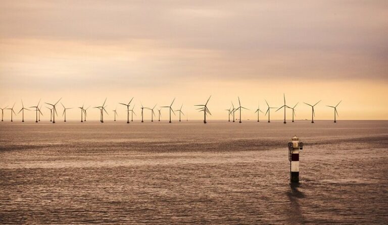 Koszt energii z fotowoltaiki i wiatrak&oacute;w w Polsce. Szacunki Pekao są zawyżone?