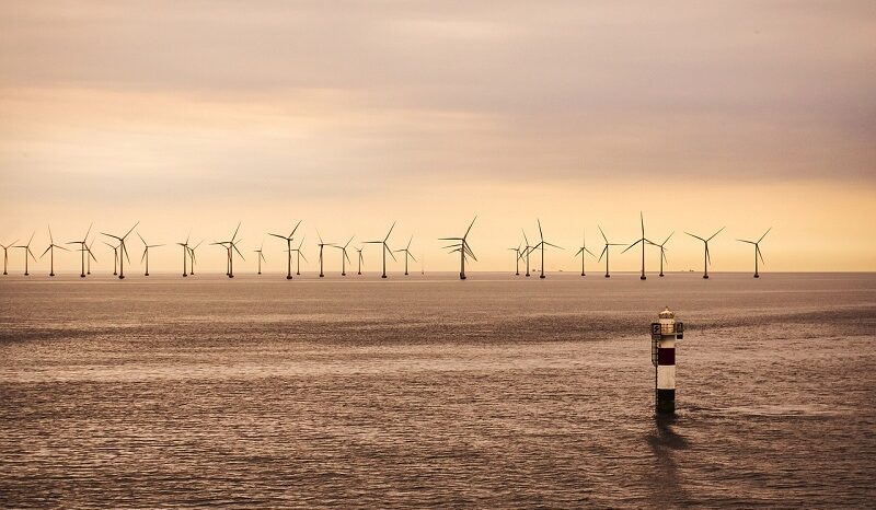 Koszt energii z fotowoltaiki i wiatrak&oacute;w w Polsce. Szacunki Pekao są zawyżone?