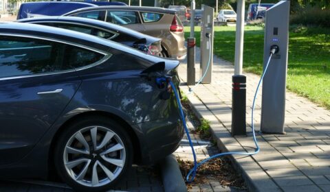Rosnąca fala kradzieży kabli ze stacji ładowania uderza w polską infrastrukturę e-mobility