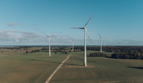 Branża logistyczna stawia na wiatr: podpisano jedną z największych um&oacute;w PPA w Polsce
