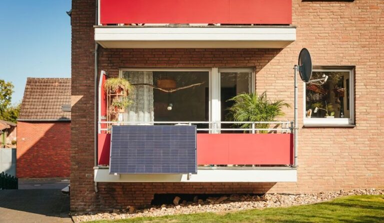 Niemcy opracowali standaryzację dla balkonowej fotowoltaiki plug-in