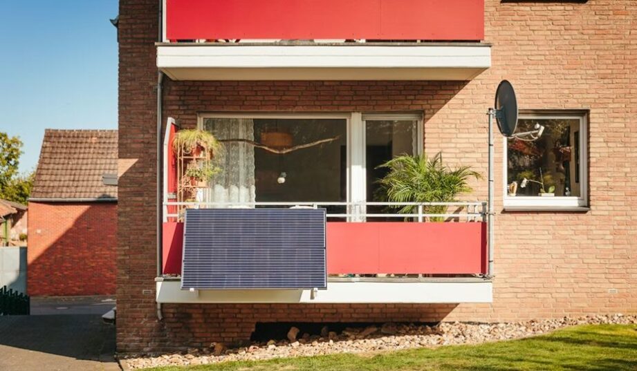 Niemcy opracowali standaryzację dla balkonowej fotowoltaiki plug-in