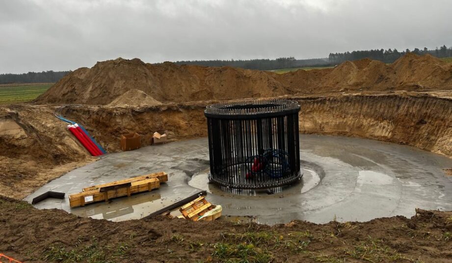 Ruszyła budowa farmy wiatrowej w Nowogr&oacute;dku. Tyle zarobi gmina