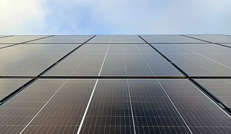 Duży wzrost mocy projekt&oacute;w fotowoltaicznych z nowymi pozwoleniami