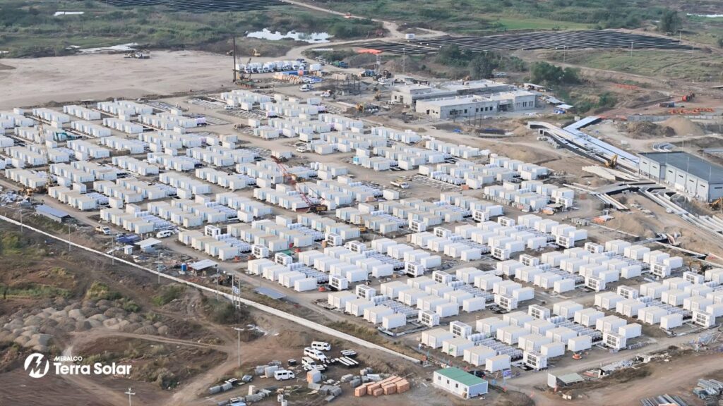 Kontenerowe magazyny energii wchodzące w skład hybrydowej instalacji MTerra Solar. Fot. Meralco PowerGen Corporation Kontenerowe magazyny energii wchodzące w skład hybrydowej instalacji MTerra Solar. Fot. Meralco PowerGen Corporation