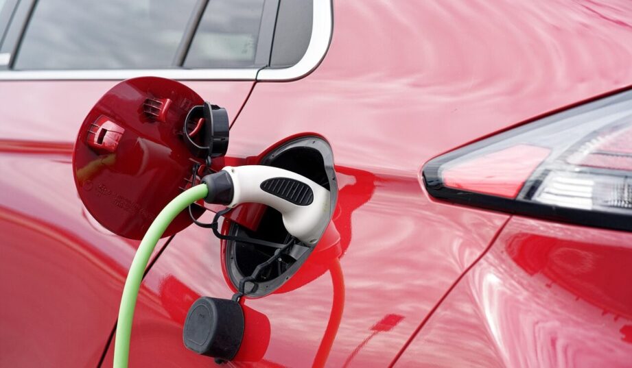 Rok 2025 na polskim rynku elektromobilności: rekordowe rejestracje i szybki rozw&oacute;j infrastruktury